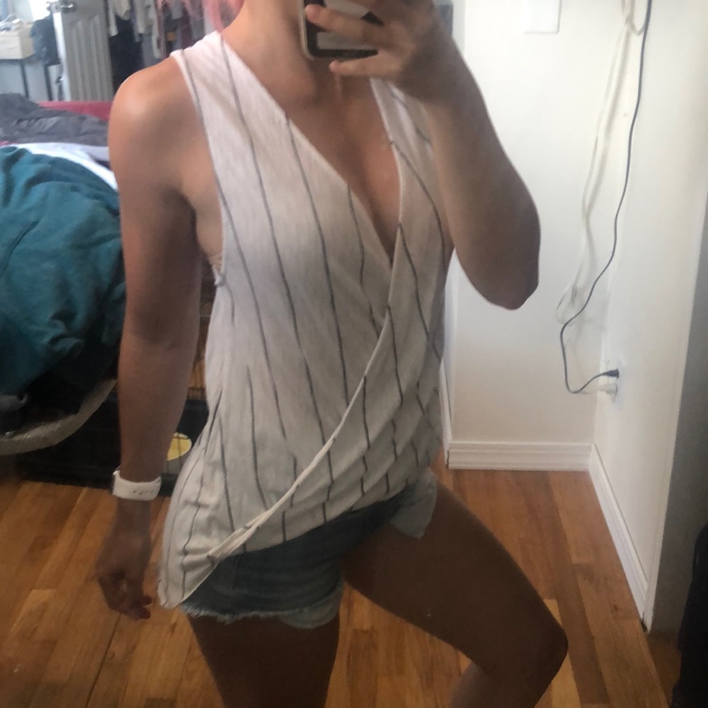 URBAN OUTFITTERS LOW V TANK